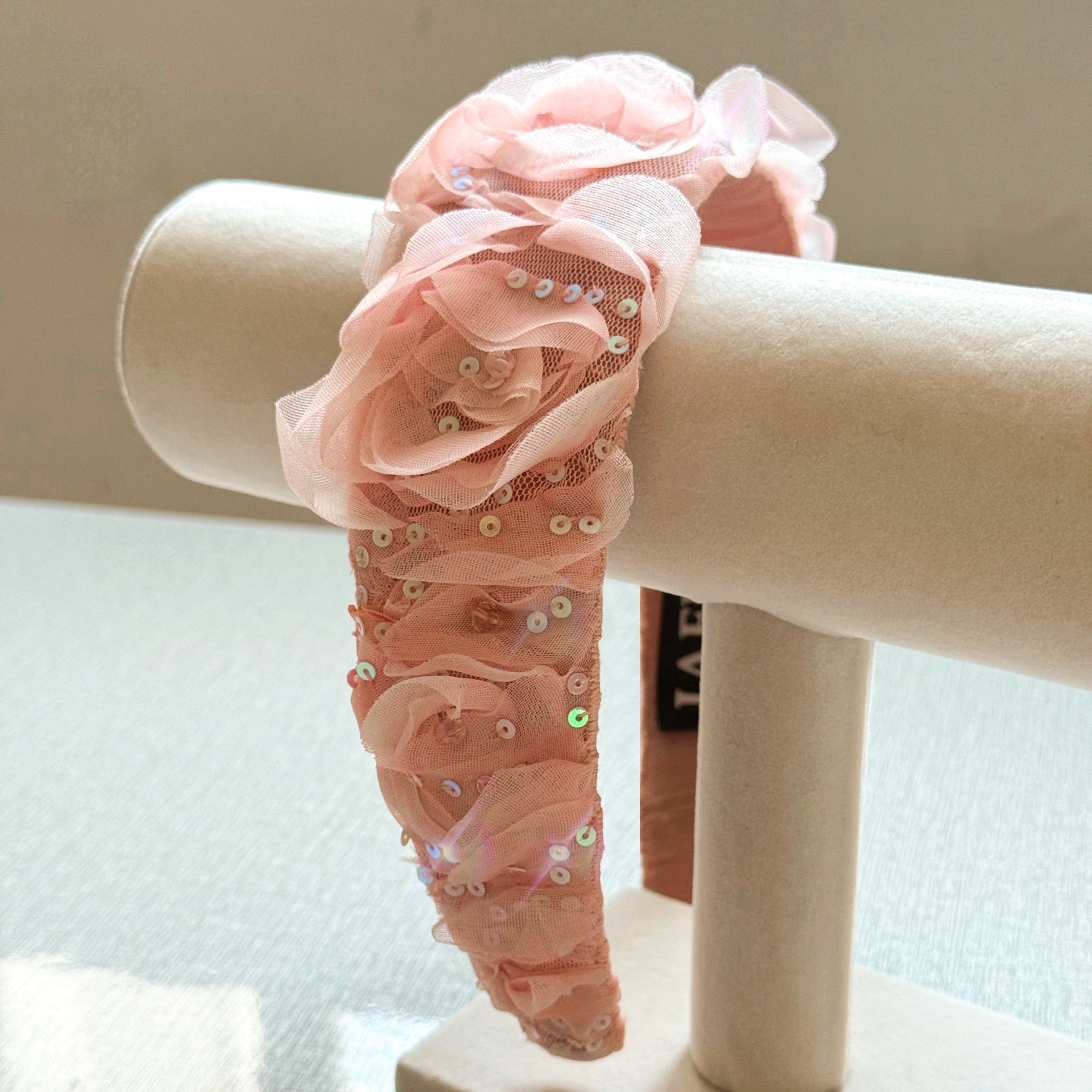 Serre-tête fleuri en relief